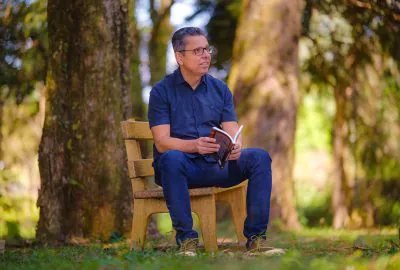 Miguel Sanches Neto, autor de "Chove sobre minha infância"